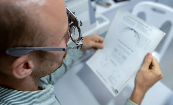 Mladý Muž Čte Text Pro Testování Brýlí Oční Vyšetření Specialistou — Stock fotografie