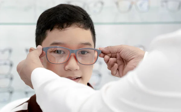 Oftalmolog Experimentuje Brýlemi Pro Chlapce Pohled Zblízka Obličej — Stock fotografie