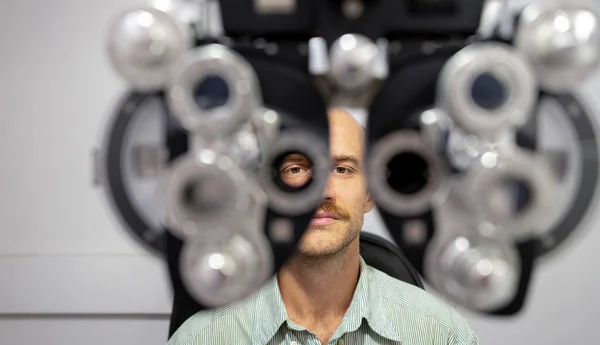 Mladý Muž Zkoumá Oči Optometristou Aby Brýle Profesionální Vyšetření Očí — Stock fotografie