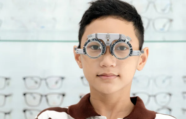 Chlapec Nosí Brýle Pro Testování Čoček Zraku Obchodě Optiky Detailní — Stock fotografie