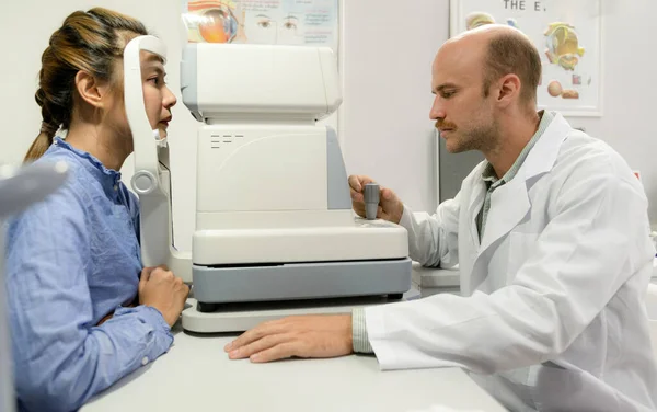 Mladá Žena Vyšetřující Oči Optometristky Bílé Podobě Optometrička Zblízka Fotografie — Stock fotografie