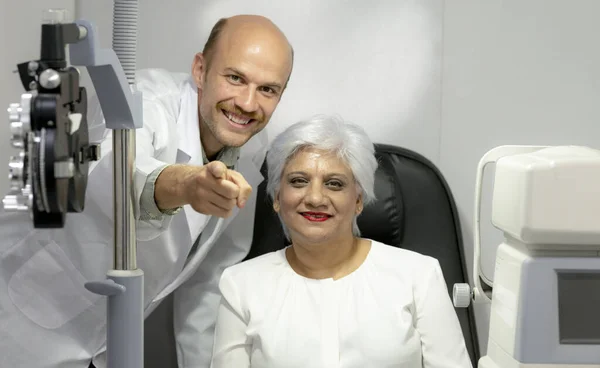 Oftalmoložka Starší Žena Optometrička Usmívá Ukazuje Kameru Starší Žena Usmívá — Stock fotografie