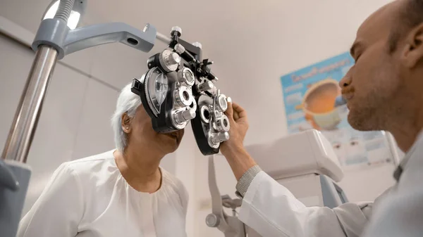 Starší Žena Podstupující Oční Vyšetření Výrobě Brýlí Specialistou Oftalmolog Kontrolující — Stock fotografie