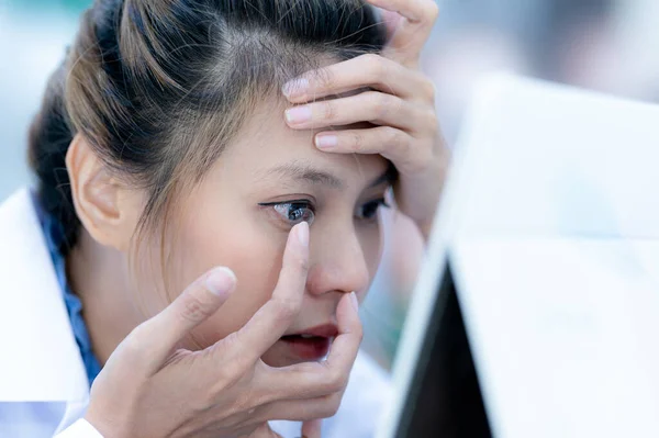 Oftalmologo Femmina Cappotto Terra Indossa Lenti Contatto Primo Piano Concentrandosi — Foto Stock