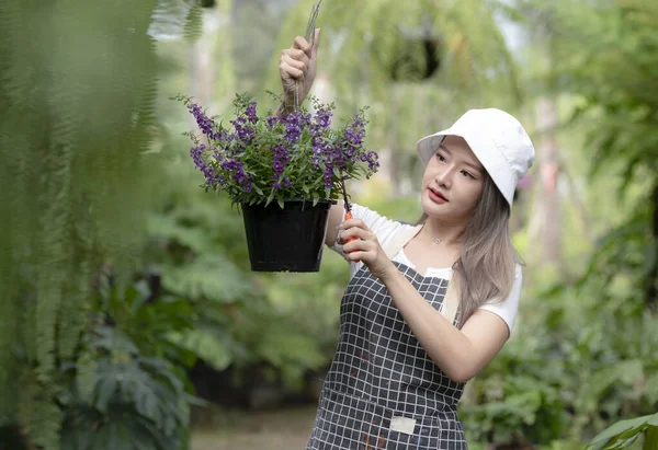 Mujer Asiática Sonriente Sosteniendo Tijeras Podar Plantas Maceta Maceta Negra —  Fotos de Stock