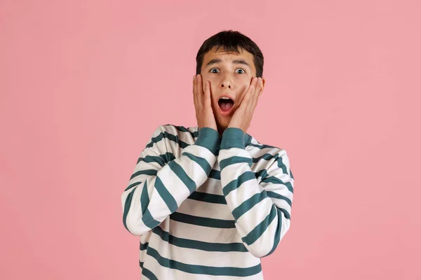 Retrato de un joven, estudiante o niño con ropa casual aislado en el fondo del estudio rosa. Concepto de emociones humanas. —  Fotos de Stock