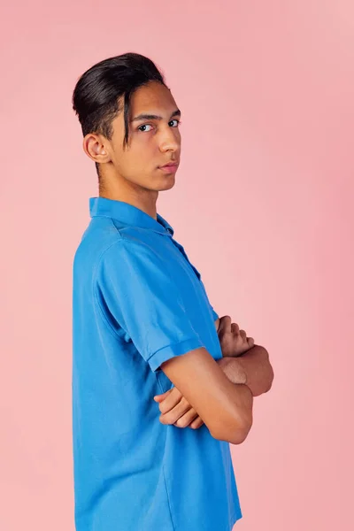 Sidovy av ung tonåring pojke, student bär blå skjorta poserar isolerad på rosa studio backgroud. Begreppet mänskliga känslor. — Stockfoto