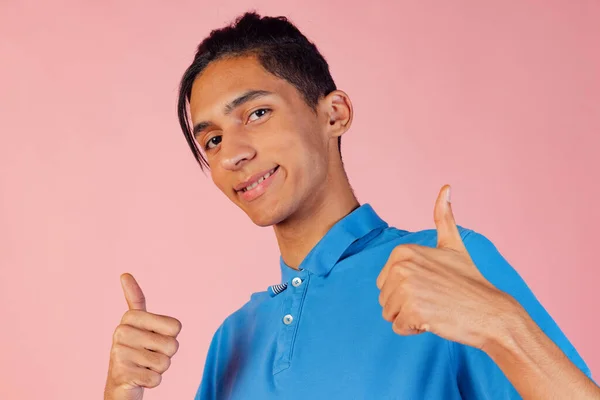 Retrato de close-up do jovem adolescente, estudante vestindo camisa azul posando isolado no backgroud estúdio rosa. Conceito de emoções humanas. — Fotografia de Stock