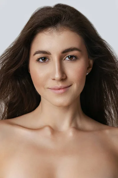 Närbild porträtt av ung vacker smal kvinna utan makeup isolerad över grå studio bakgrund. Naturligt skönhetsbegrepp. — Stockfoto