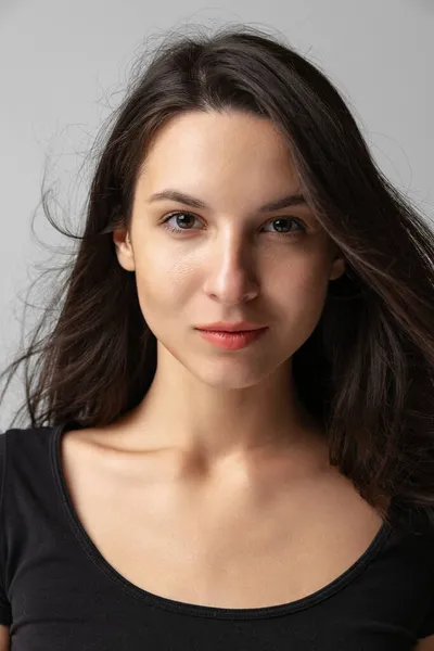 Close-up retrato de jovem bela mulher sorridente sem maquiagem isolada sobre fundo estúdio cinza. Conceito de beleza natural. — Fotografia de Stock