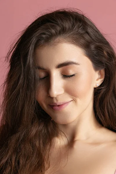 Primer plano retrato de joven hermosa chica sin maquillaje aislado sobre fondo de estudio de color rosa. Concepto de belleza natural. —  Fotos de Stock