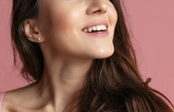 Nahaufnahme Gesicht des jungen schönen Mädchens ohne Make-up isoliert über rosa Studiohintergrund. Natürliches Schönheitskonzept. — Stockfoto