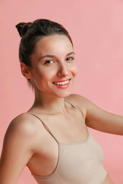 Primer plano retrato de joven hermosa chica sin maquillaje aislado sobre fondo de estudio de color rosa. Concepto de belleza natural. —  Fotos de Stock