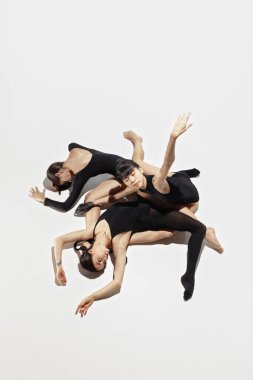 Modern dansçılar grubu, sanat tefekkür dansı, siyah ve beyaz, duyguların birleşimi.