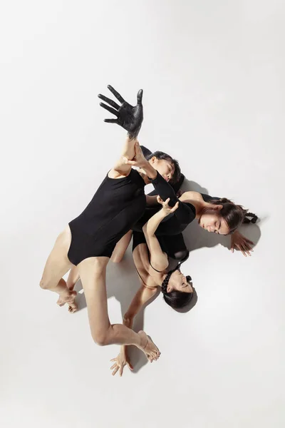 角度の高いビュー。現代バレエ公演。現代のダンサーのグループ,アート現代舞踊,黒と白,感情の組み合わせ — ストック写真