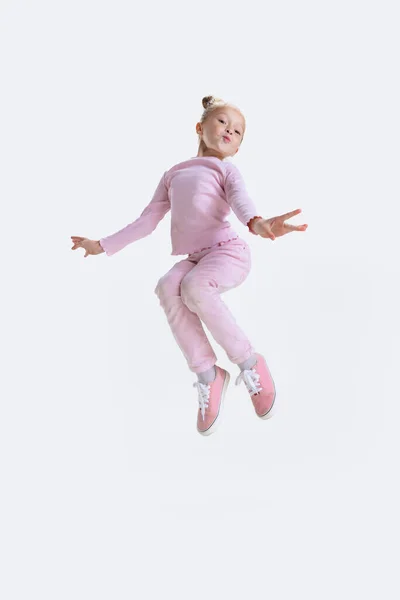 Felice poco attivo caucasico prescolare ragazza che salta, divertendosi isolato su sfondo bianco — Foto Stock
