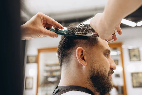 Mann lässt sich beim Friseur frisieren. Professioneller Friseur bei der Arbeit. Beauty, Selfcare, Stil, Mode, Gesundheitswesen und männliches Kosmetikkonzept. — Stockfoto