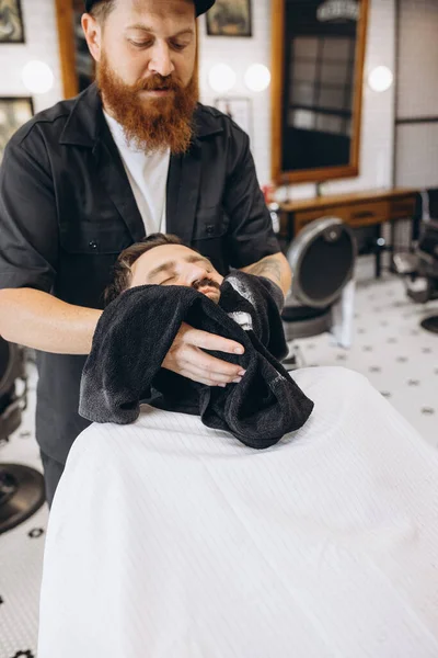 Peluquero profesional, clipper cliente preapring para corte de pelo, afeitado en la barbería. Belleza, autocuidado, estilo, moda y concepto de cosmética masculina. — Foto de Stock