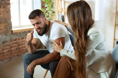 İki genç, evli çift psikolog ofisinde oturuyor. Üzgün görün, kızgın görün. Umutsuzluğa