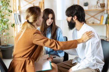 Aile psikoloğuyla seans. Evli çift, mutsuz erkek ve kadın sorunları çözmek için danışmanla buluşuyor.