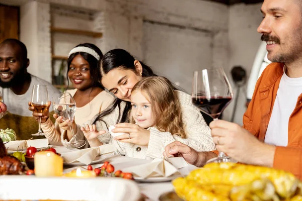 Heureuse famille fête le jour de Thanksgiving, assis à table avec de la dinde rôtie et des plats traditionnels de vacances, plats. Boire du vin — Photo