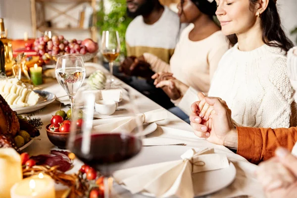 Glückliche Familie feiert Thanksgiving, sitzt am Tisch mit gebratenem Truthahn und Feiertag traditionelle Speisen, Gerichte. — Stockfoto