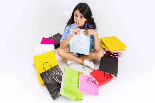 Detailní-up unavený emotivní mladá dívka po nakupování na černé pátek prodeje. Model se spoustou tašek, barevné světlé balíčky — Stock fotografie