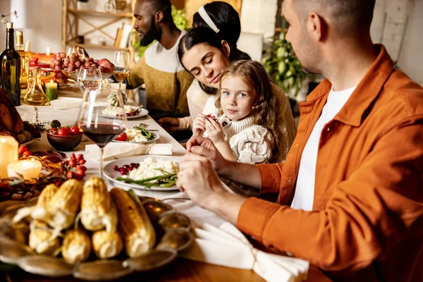 Happy Thanksgiving Dinner Party mit Familie und Freunden mit Truthahn und Urlaub traditionelles Essen, Gerichte auf dem Tisch. — Stockfoto