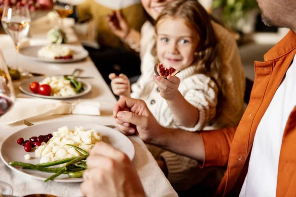 Kleine süße Mädchen, Kind mit Mutter und Vater feiern Thanksgiving zu Hause, drinnen. Familie, Urlaubskonzept. — Stockfoto