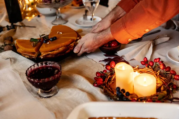 Close-up mãos masculinas corte tradicional torta de abóbora de férias durante o jantar de Ação de Graças. Festa de família no outono — Fotografia de Stock