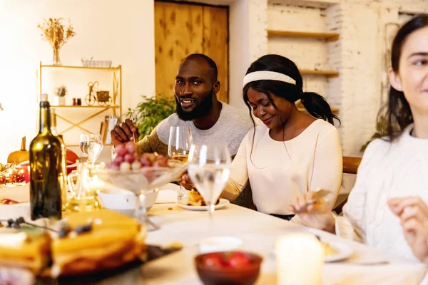 Happy Thanksgiving Dinner Party mit Familie und Freunden mit Truthahn und Urlaub traditionelles Essen, Gerichte auf dem Tisch. — Stockfoto
