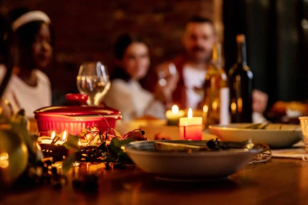 Nahaufnahme glücklich multiethnische große Familie feiern Thanksgiving-Tag, sitzt am Tisch mit gebratenem Truthahn und Urlaub traditionelle Speisen, Gerichte. — Stockfoto