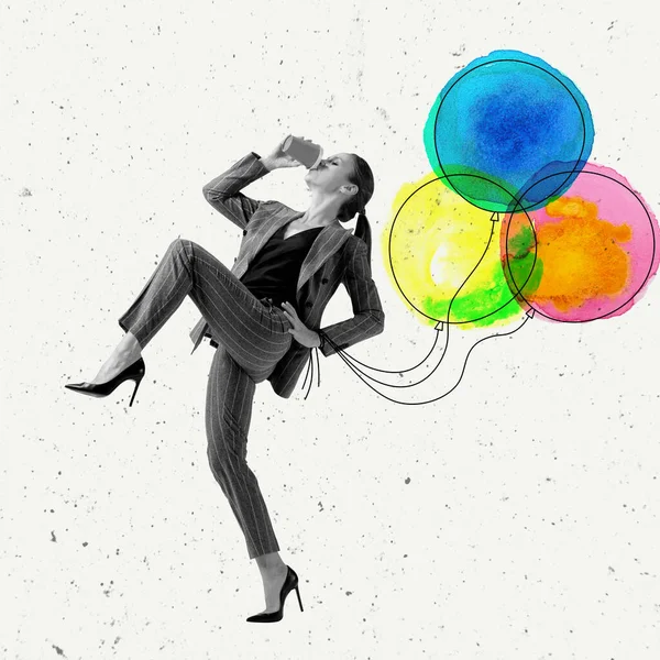 Colagem de arte contemporânea, design moderno. Mulher bonita em terno de negócios bebe café e passear com balões de ar — Fotografia de Stock