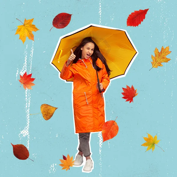 Mujer en impermeable brillante con paraguas caminando bajo la caída de la hoja. Ambiente otoñal, belleza y concepto de naturaleza. Obra de arte —  Fotos de Stock