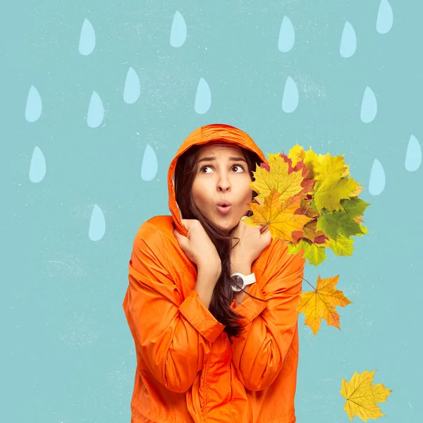 Chica en impermeable brillante con hojas de otoño bajo la lluvia. Ambiente otoñal, belleza y concepto de naturaleza. Obra de arte —  Fotos de Stock