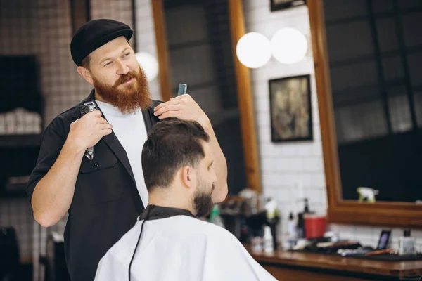 Peluquero profesional, cortador de pelo cortado al cliente, joven en la barbería. Belleza, autocuidado, estilo, moda y concepto de cosmética masculina. — Foto de Stock