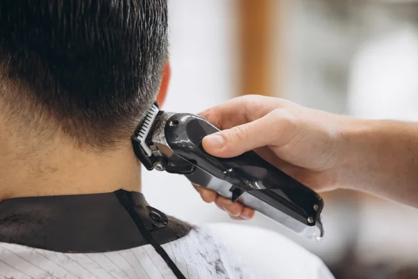 Close-up professionele kapper knipt het haar, baard van de man in de kapperszaak. Schoonheid, zelfzorg, stijl, mode, gezondheidszorg en mannelijke cosmetica concept. — Stockfoto