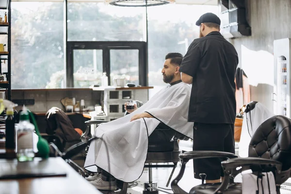 Een man die naar de kapper gaat. Professionele kapper op het werk proces. Schoonheid, zelfzorg, stijl, mode, gezondheidszorg en mannelijke cosmetica concept. — Stockfoto