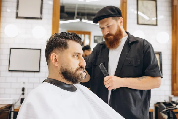 Mann lässt sich beim Friseur frisieren. Professioneller Friseur bei der Arbeit. Beauty, Selfcare, Stil, Mode, Gesundheitswesen und männliches Kosmetikkonzept. — Stockfoto