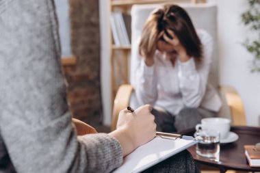 Yakın plan kadın elleri bilgi yazıyor. Psikologla buluşacağım. Yardım, bakım, destek kavramı