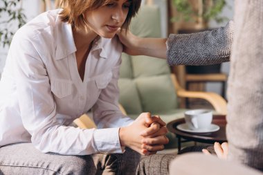 Yakın plan genç kadınlar, hasta ve doktor psikologla görüşmede psikolojik sorunları tartışıyor.