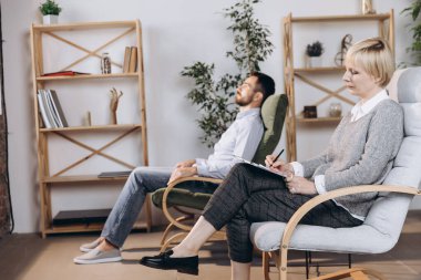 Psikologla buluşacağım. Genç kadın, danışman üzgün adamın depresyonla, umutsuzlukla, hayattaki sorunlarla başa çıkmasına yardım eder