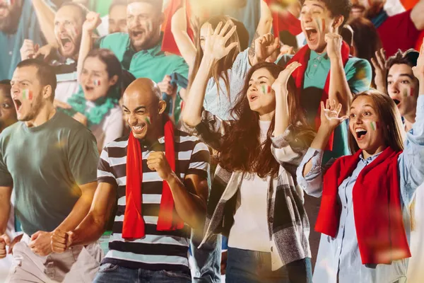 Fútbol italiano emotivo, aficionados al fútbol animando a su equipo con una bufanda roja en el estadio. Concepto de deporte, emociones, evento en equipo, competencia. — Foto de Stock