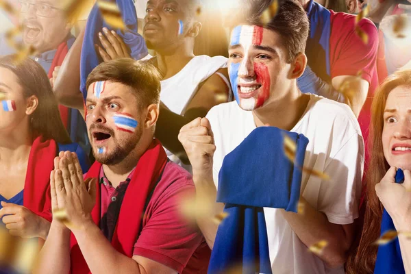 Collage de fútbol emocionado, fanáticos del fútbol animando a su equipo con pañuelos azules, rojos y blancos en el estadio. Concepto de deporte, emociones, evento en equipo, competencia. —  Fotos de Stock