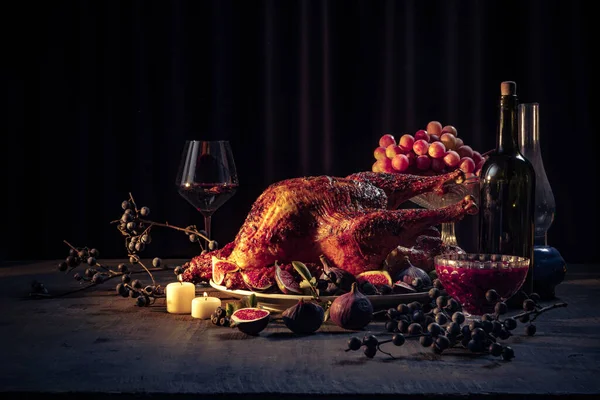 구운 칠면조, 닭고기, 그리고 가을의 전통적 인 야채로 인사말 카드 디자인. 무화과, 호박. 추수감사절 날 — 스톡 사진
