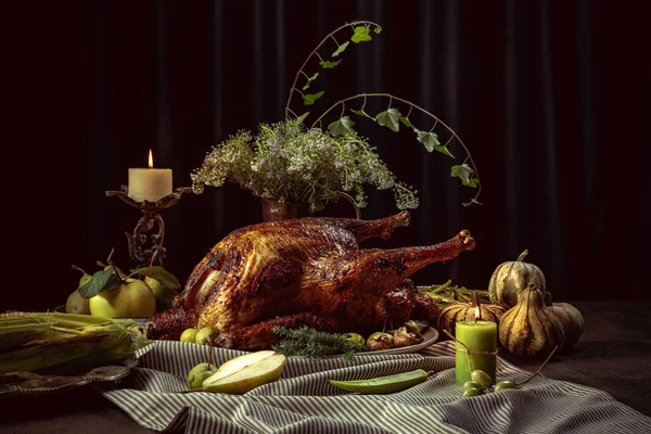 Close-up feestelijk versierde tafel met geroosterde kalkoen en breng traditionele groenten op smaak. Vijgen, pompoenen. Thanksgiving dag — Stockfoto