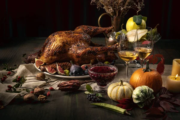 Wenskaart ontwerp met geroosterde kalkoen, kip en herfst traditionele groenten. Vijgen, pompoenen. Thanksgiving dag — Stockfoto