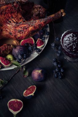 Kızarmış hindi ve geleneksel sebzelerle süslenmiş tatil masası manzarası. Şükran Günü, ulusal gelenekler.