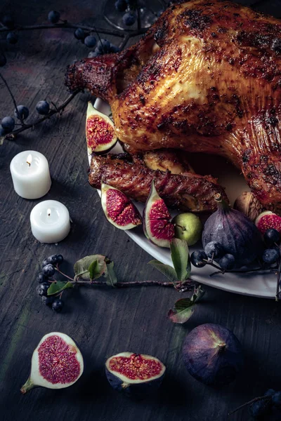 Close-up feestelijk versierde tafel met geroosterde kalkoen en breng traditionele groenten op smaak. Vijgen, pompoenen. Thanksgiving dag — Stockfoto