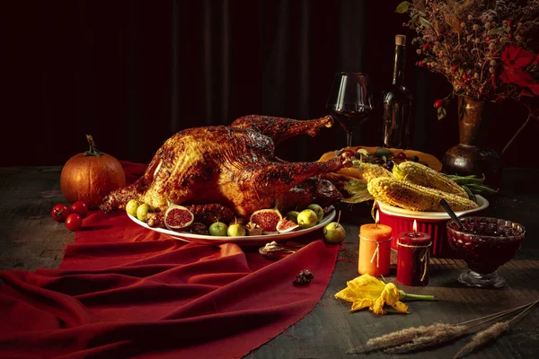 Wenskaart ontwerp met geroosterde kalkoen, kip en herfst traditionele groenten. Vijgen, pompoenen. Thanksgiving dag — Stockfoto